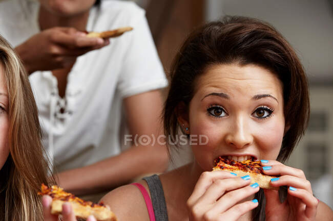 Adolescente ragazza mangiare pizza — Foto stock
