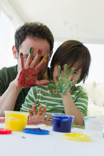 Padre e figlio dipingono insieme — Foto stock