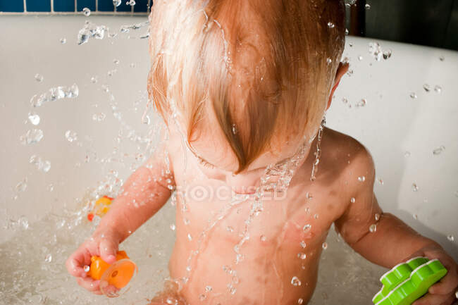 Junge planscht in Badewanne — Stockfoto