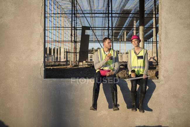 Constructeur et architecte faisant une pause sur chantier — Photo de stock