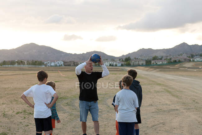 Fußballtrainer betreut Jungen — Stockfoto