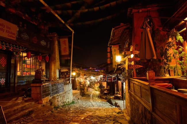 Vista del mercado urbano iluminado por la noche - foto de stock