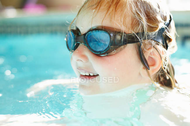 Gros plan de la fille nageant dans la piscine — Photo de stock