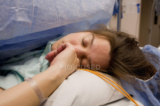 Mujer embarazada inconsciente en quirófano - foto de stock