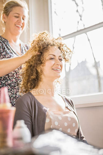 Hair stylist working on client — Stock Photo