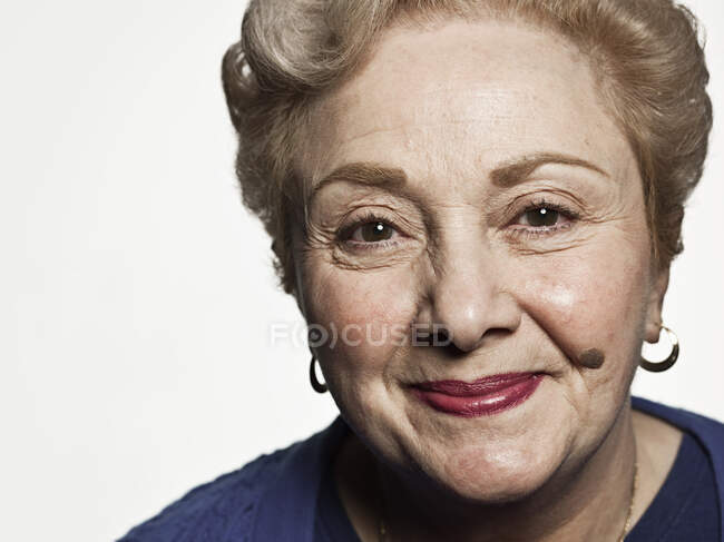 Stuido ritratto di donna anziana allegra — Foto stock