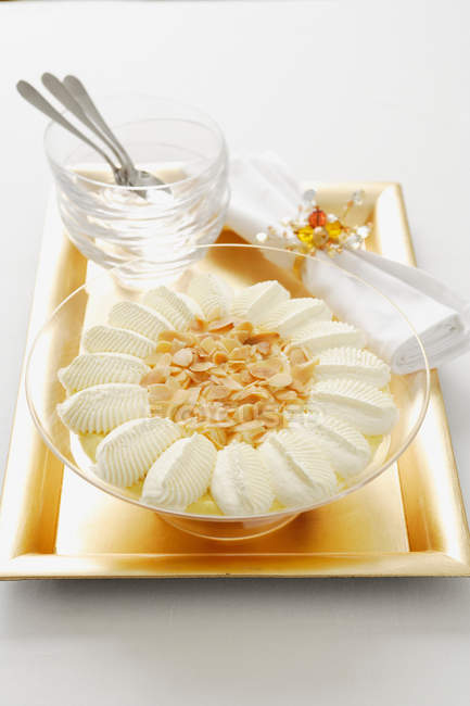 Ciotola di crema pasticcera con noci e panna — Foto stock