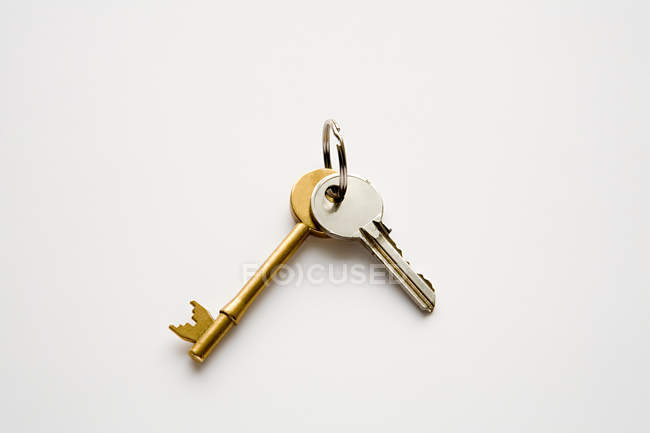Два ключа от дома на белом фоне — стоковое фото