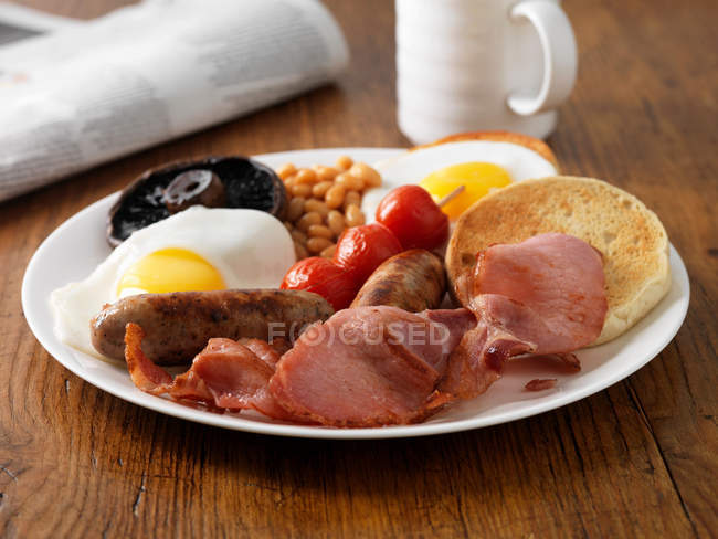 М'ясо зі смаженими яйцями і тостами на тарілці — стокове фото