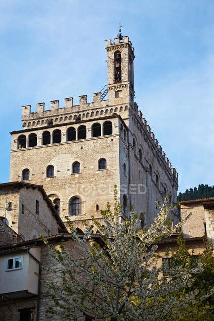 Vista inferiore del campanile con vista sul villaggio — Foto stock