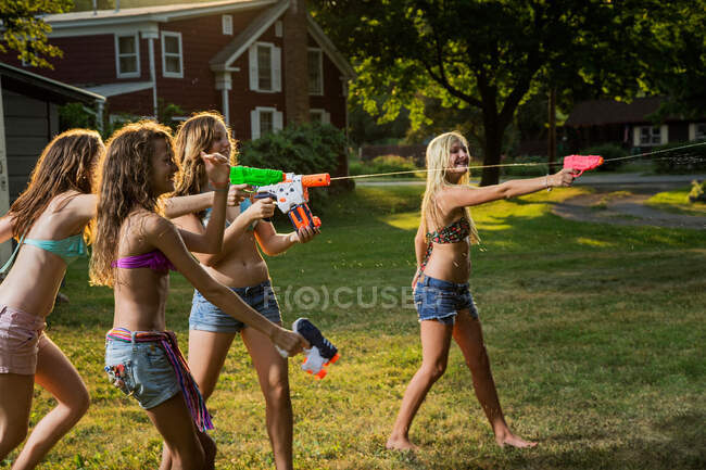 Дівчата водяться з водяними пістолетами. — стокове фото