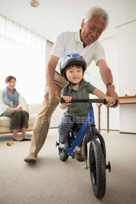 Menino aprendendo a andar de bicicleta — Fotografia de Stock
