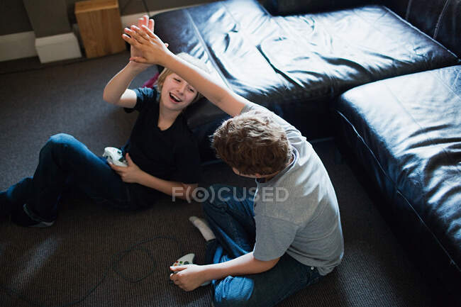 Dois meninos jogando videogames — Fotografia de Stock