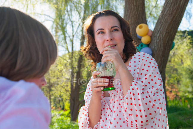 Mother and daughter having picnic — Stock Photo