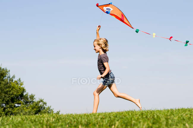 Menina brincando com pipa ao ar livre, foco seletivo — Fotografia de Stock