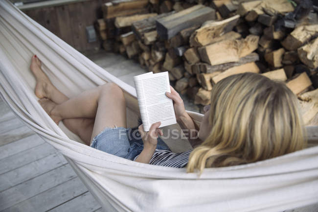 Frau liest Buch in Hängematte, amagansett, New York, USA — Stockfoto