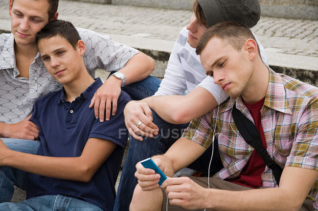 Friends sitting on steps — Stock Photo