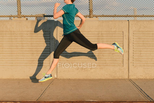 Femme adulte moyenne, courir, à l'extérieur — Photo de stock