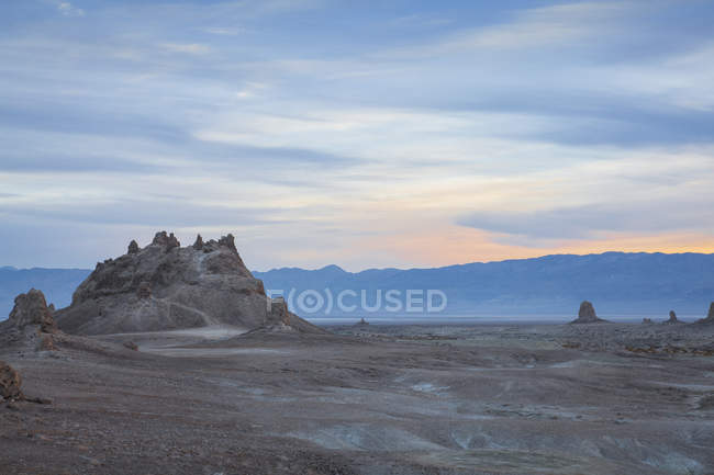 Vista de Trona Pinnacles al amanecer - foto de stock