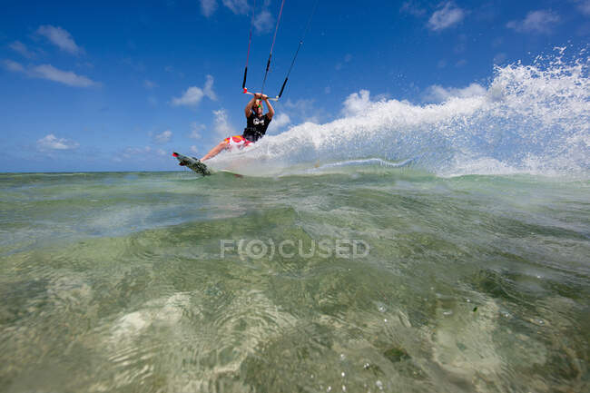 Kiteboarding in shallow water — Stock Photo