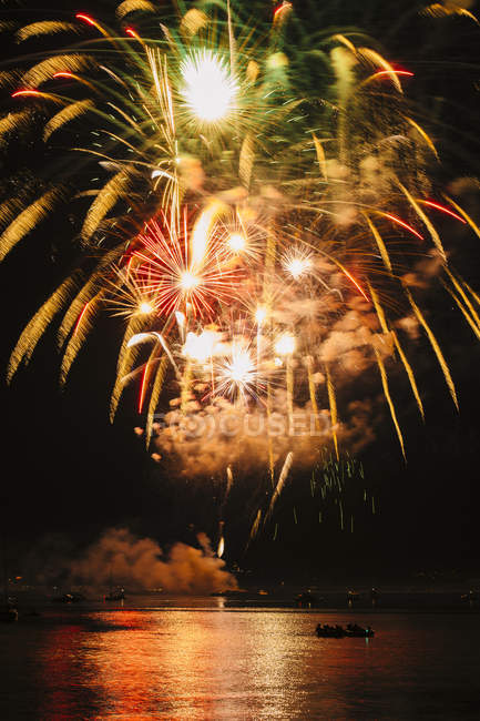 Fuochi d'artificio che esplodono sull'acqua — Foto stock
