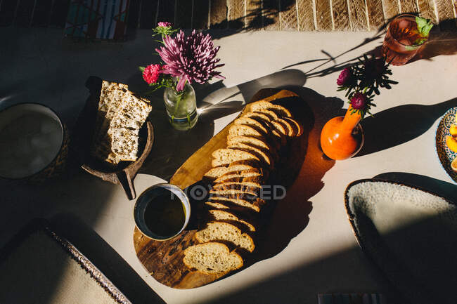 Plate of sliced bread, olive oil — Stock Photo