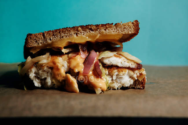 Sandwich de tilapia reuben - foto de stock