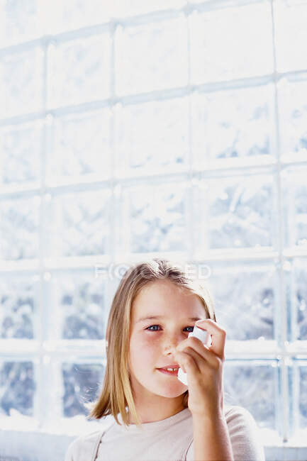 Menina que sofre de asma — Fotografia de Stock