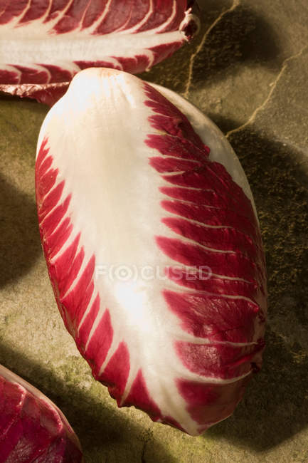 Vista dall'alto di insalata rossa matura colorata su tavolo — Foto stock