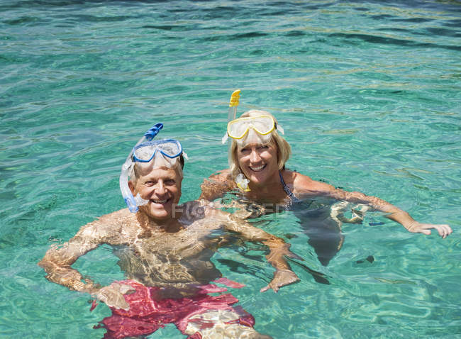 Älteres Paar schwimmt mit Schnorchel — Stockfoto