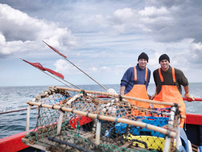 Pescatori in barca con pentola di aragosta — Foto stock