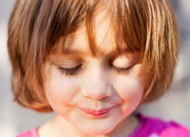 Молода дівчина з закритими очима, крупним планом — стокове фото