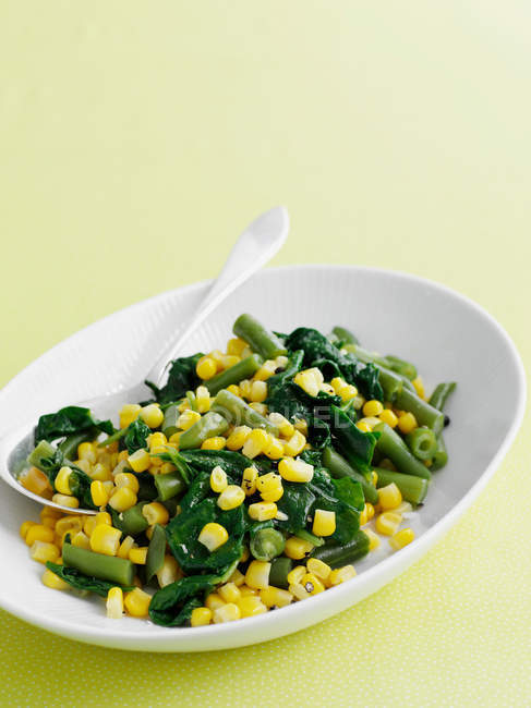 Salada de milho e feijão em tigela — Fotografia de Stock