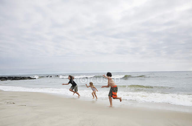 Kinder laufen am Strand, Holgate, New Jersey, USA — Stockfoto