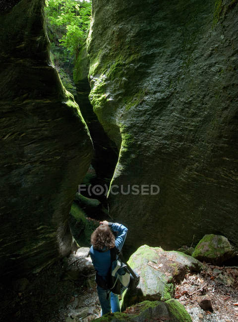 Mulher tirando fotos de caverna rochosa — Fotografia de Stock