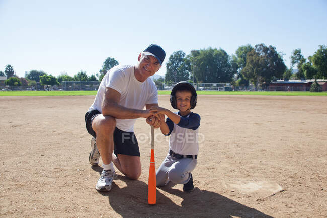 Homem e neto prontos para o beisebol — Fotografia de Stock
