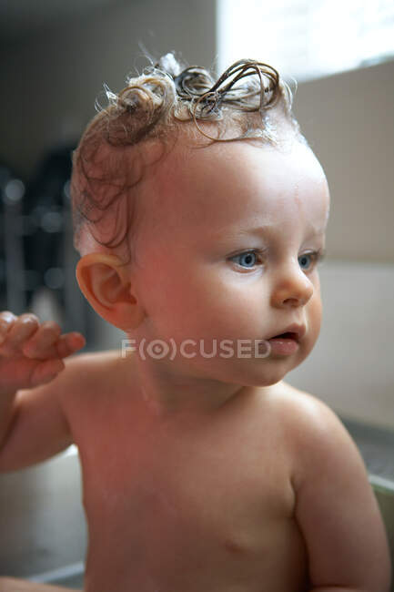 Bebé niña a la hora del baño - foto de stock