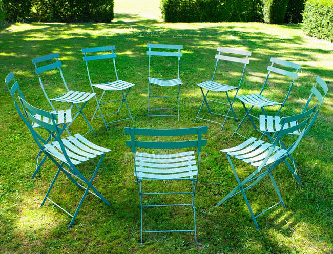 Cercle de chaises sur herbe verte dans la cour arrière — Photo de stock