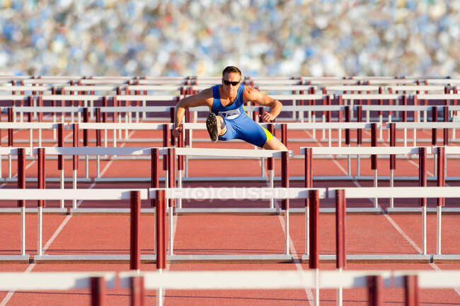 Obstacles au franchissement des obstacles masculins — Photo de stock