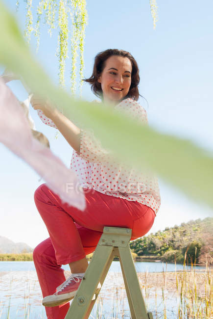 Mulher pendurado bunting ao ar livre — Fotografia de Stock