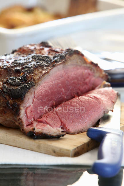 Rôti de bœuf tranché — Photo de stock