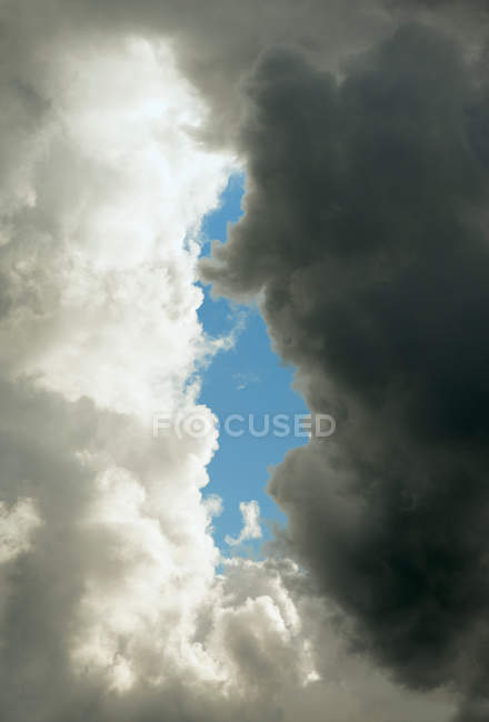 Nuages sombres et clairs dans le ciel bleu — Photo de stock