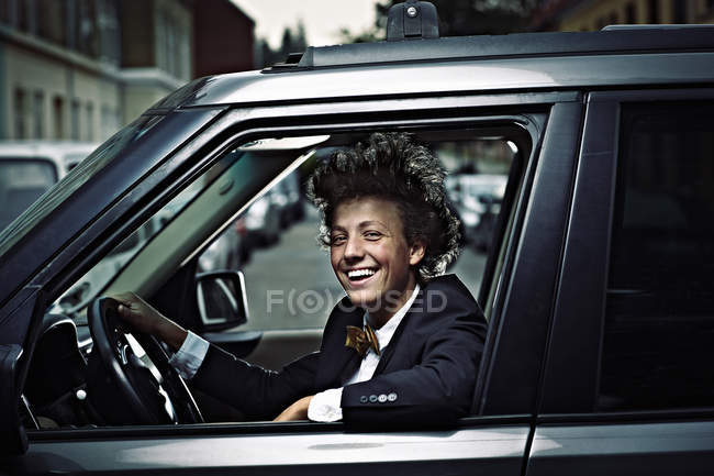 Adolescente menino dirigindo na rua da cidade — Fotografia de Stock