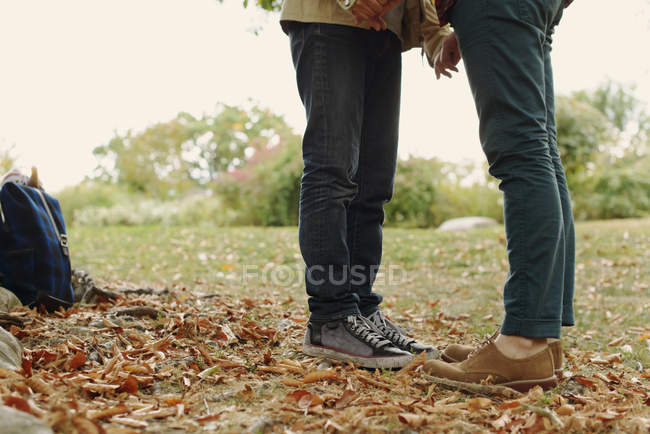 Gay couple holding hands — Stock Photo