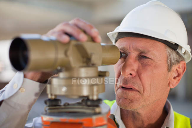 Trabalhador que utiliza equipamentos no local — Fotografia de Stock