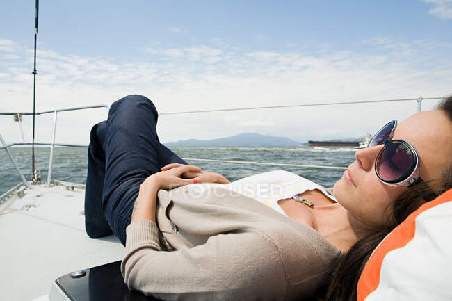 Donna che dorme su una barca a vela — Foto stock