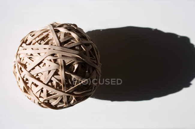 Крупный план мяча из резиновых лент с тенью — стоковое фото