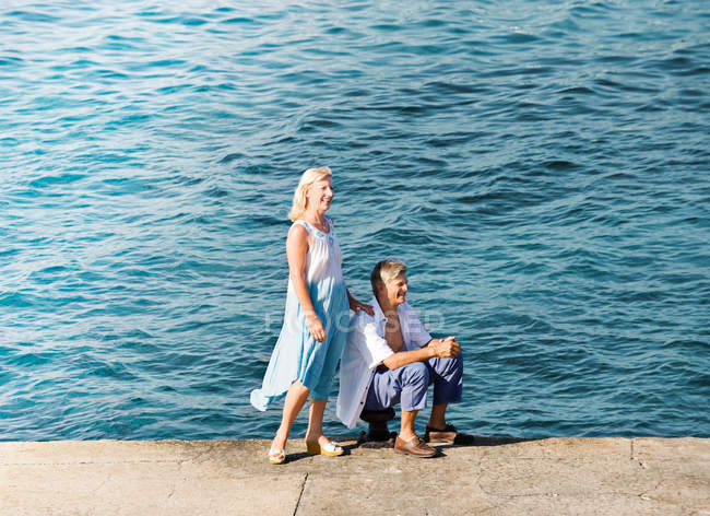 Mature couple on the quay side — Stock Photo