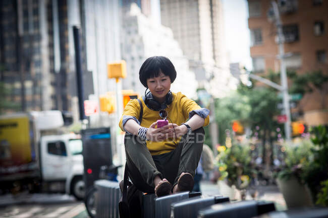 Молодая женщина держит mp3 плеер, Нью-Йорк, США — стоковое фото
