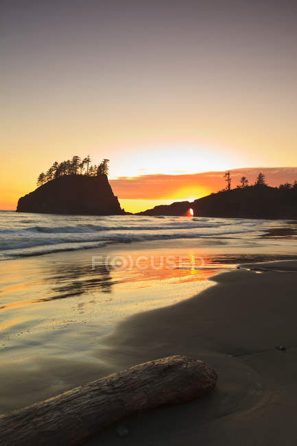 Sonnenuntergang durch Felsbogen — Stockfoto